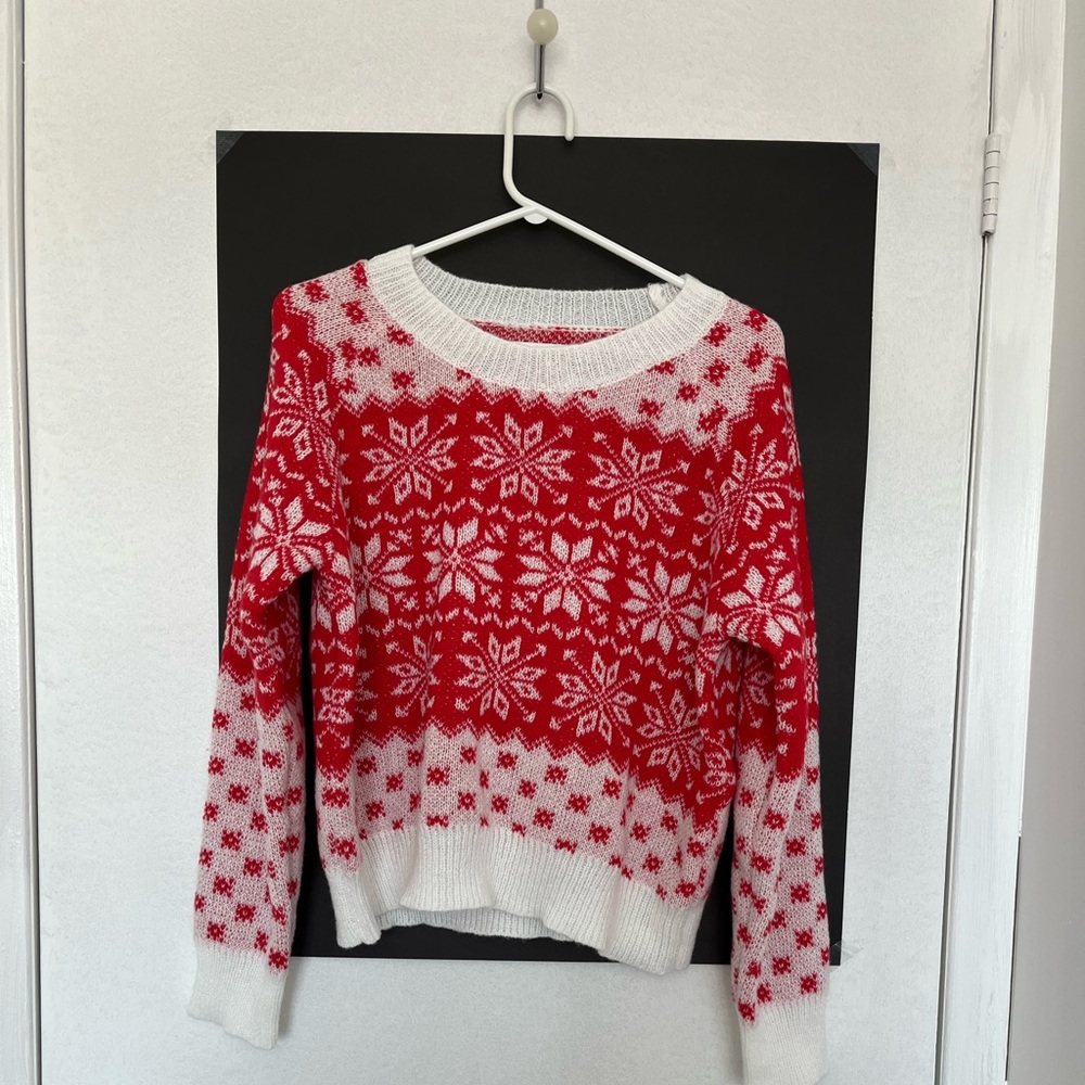 Holiday sweater in white &red snowflake